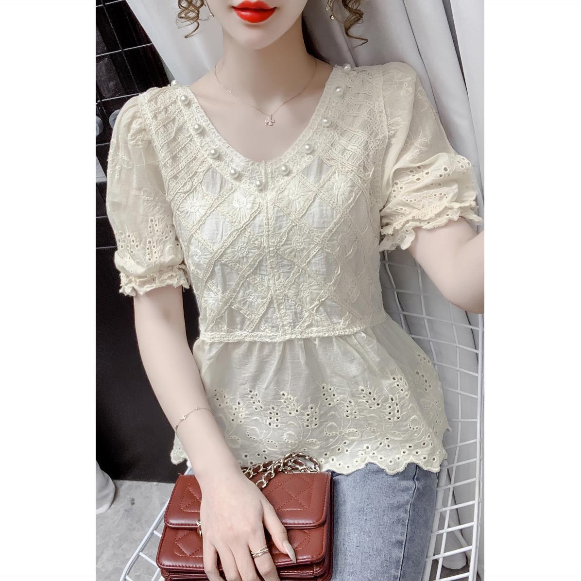 Shirt female 2021 summer new Korean version of the V-neck beaded hollow puff sleeve stitching design sense of niche tops casual
