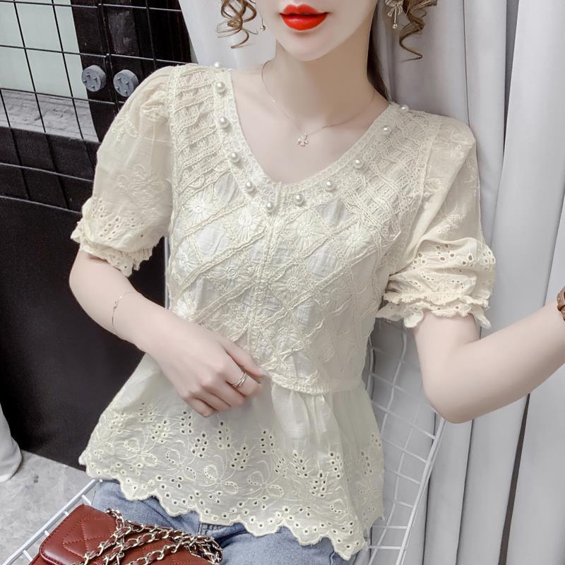 Shirt female 2021 summer new Korean version of the V-neck beaded hollow puff sleeve stitching design sense of niche tops casual